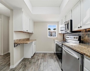 3821 N Oak Drive - Photo Thumbnail 9