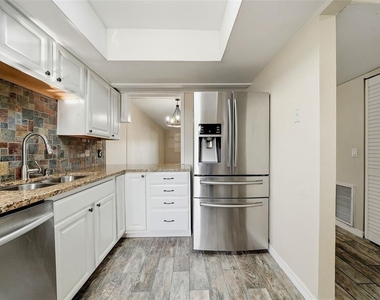 3821 N Oak Drive - Photo Thumbnail 8