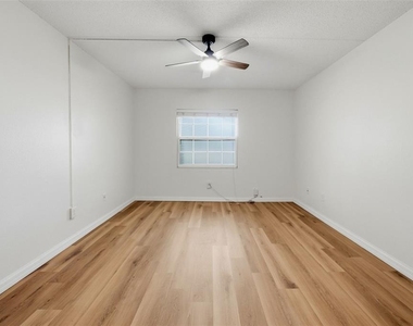 3821 N Oak Drive - Photo Thumbnail 12