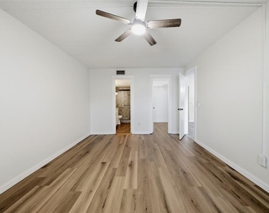 3821 N Oak Drive - Photo Thumbnail 11
