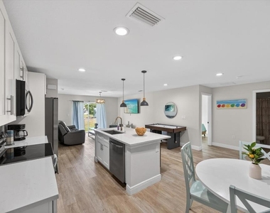 12114 Clarendon Avenue - Photo Thumbnail 15