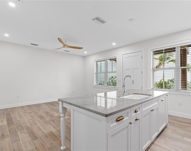 1623 31st Avenue N - Photo Thumbnail 7