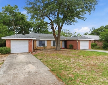 8124 Omaha Circle - Photo Thumbnail 2