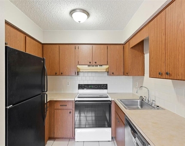 8124 Omaha Circle - Photo Thumbnail 11