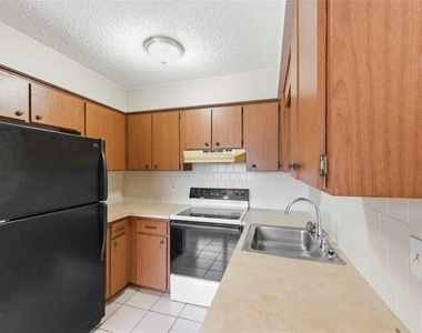 8124 Omaha Circle - Photo Thumbnail 10