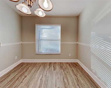 10628 Crescendo Loop - Photo Thumbnail 4