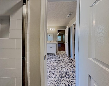 10628 Crescendo Loop - Photo Thumbnail 8