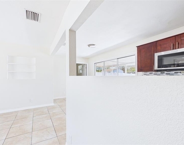 4418 W Fairview Heights - Photo Thumbnail 12
