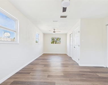 4418 W Fairview Heights - Photo Thumbnail 22