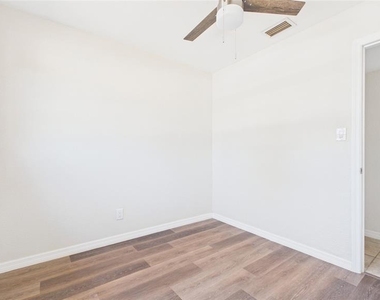 4418 W Fairview Heights - Photo Thumbnail 37