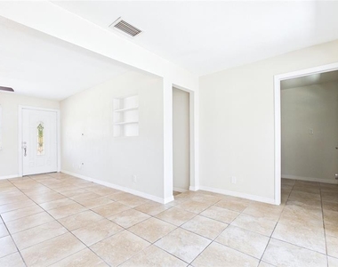 4418 W Fairview Heights - Photo Thumbnail 13
