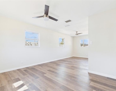 4418 W Fairview Heights - Photo Thumbnail 21