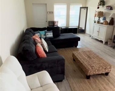 4303 N 30th Street - Photo Thumbnail 3