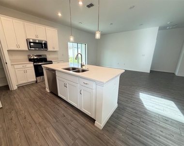 405 Eventide Avenue - Photo Thumbnail 8