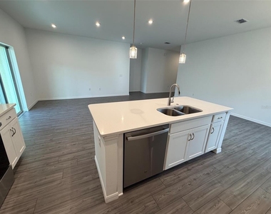 405 Eventide Avenue - Photo Thumbnail 7