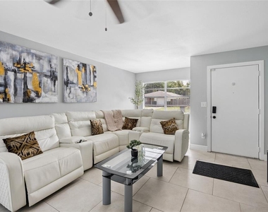 536 Hibiscus Way - Photo Thumbnail 7