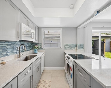 536 Hibiscus Way - Photo Thumbnail 10