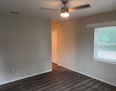 1040 Avondale Avenue - Photo Thumbnail 6