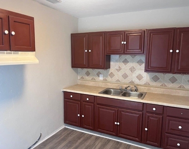 1040 Avondale Avenue - Photo Thumbnail 3