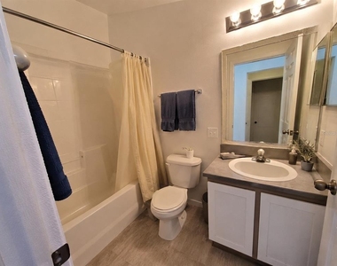 944 Lockbreeze Drive - Photo Thumbnail 2