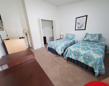 944 Lockbreeze Drive - Photo Thumbnail 17