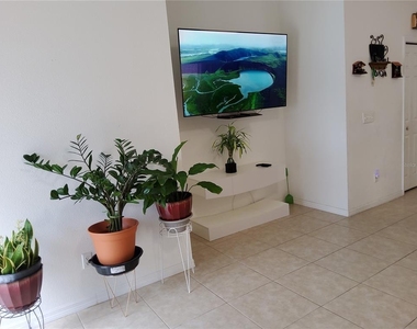 944 Lockbreeze Drive - Photo Thumbnail 12