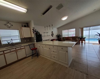944 Lockbreeze Drive - Photo Thumbnail 6