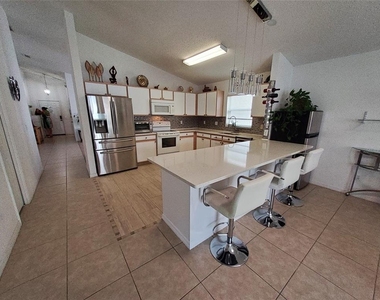 944 Lockbreeze Drive - Photo Thumbnail 8