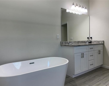 2129 Hibiscus Place - Photo Thumbnail 15