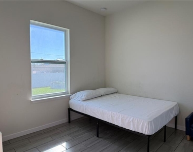 2129 Hibiscus Place - Photo Thumbnail 22
