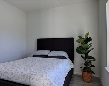 2129 Hibiscus Place - Photo Thumbnail 24