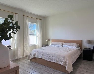 2129 Hibiscus Place - Photo Thumbnail 11