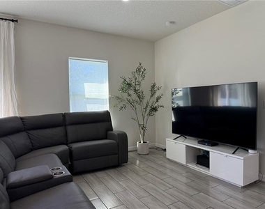 2129 Hibiscus Place - Photo Thumbnail 9