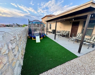 10041 Paloma Drive - Photo Thumbnail 4
