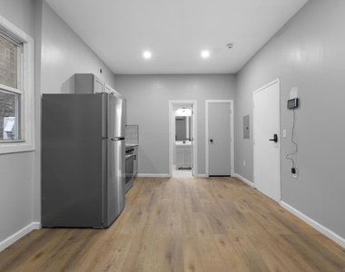 140 Grand Street - Photo Thumbnail 3