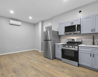 140 Grand Street - Photo Thumbnail 1