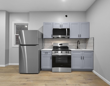 140 Grand Street - Photo Thumbnail 2