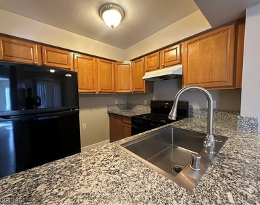 1467 Hialeah Drive - Photo Thumbnail 7