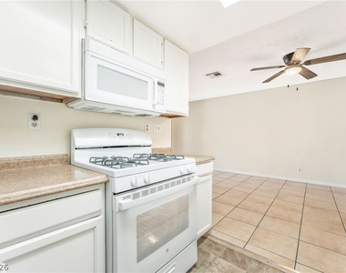 457 N Lamb Boulevard - Photo Thumbnail 10