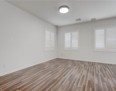 985 Noah Valley Street - Photo Thumbnail 16