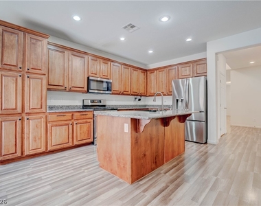 985 Noah Valley Street - Photo Thumbnail 10