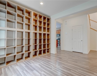 985 Noah Valley Street - Photo Thumbnail 7
