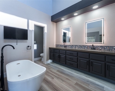 8185 Round Hills Circle - Photo Thumbnail 17
