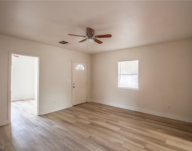 119 W Victory Road - Photo Thumbnail 1