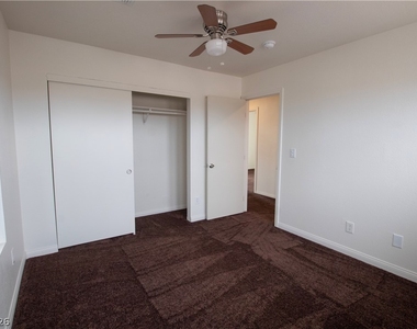 119 W Victory Road - Photo Thumbnail 17