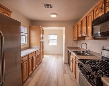 119 W Victory Road - Photo Thumbnail 4