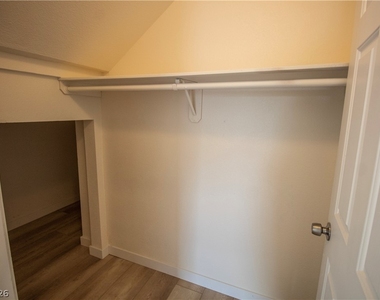 119 W Victory Road - Photo Thumbnail 11