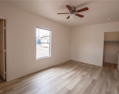 119 W Victory Road - Photo Thumbnail 12