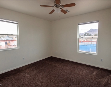 119 W Victory Road - Photo Thumbnail 21