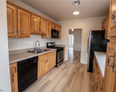 119 W Victory Road - Photo Thumbnail 5